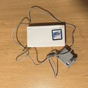NINTENDO DS LITE IN WHITE & GAME!